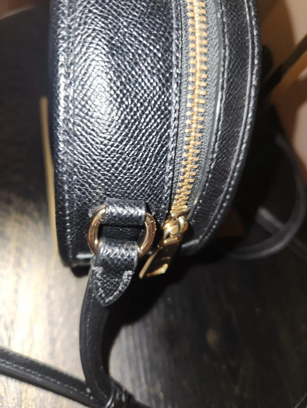 Coach compact round